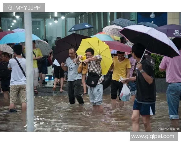 暴雨倾盆导致比赛暂停长达XX分钟选手们面临严峻天气考验
